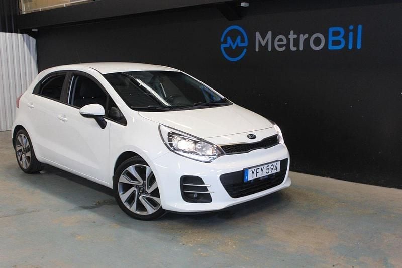Vit Begagnad 2016 Kia Rio Halvkombi | 84 900 kr (Marknadspris) - Bild 1/4