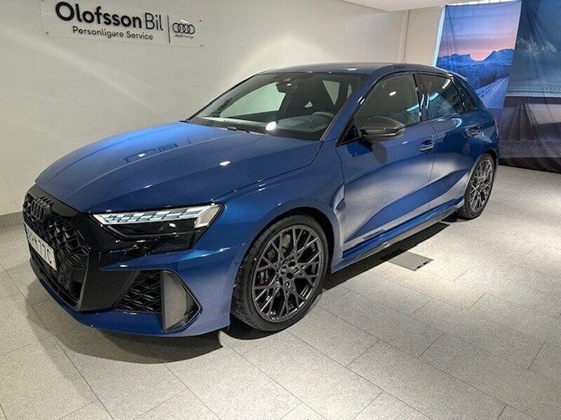 Blå Ny 2024 Audi RS3 Sportback Sport Halvkombi | 799 000 kr (Superpris) - Bild 1/4