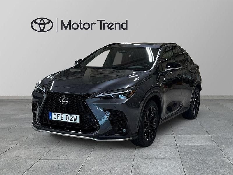 Grå Begagnad 2024 Lexus NX450h+ Sport Line SUV | 649 000 kr (Marknadspris) - Bild 1/4