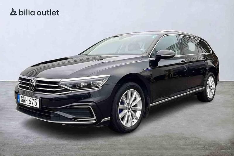 Svart Begagnad 2023 VW Passat GTE Kombi | 319 900 kr (Marknadspris) - Bild 1/1