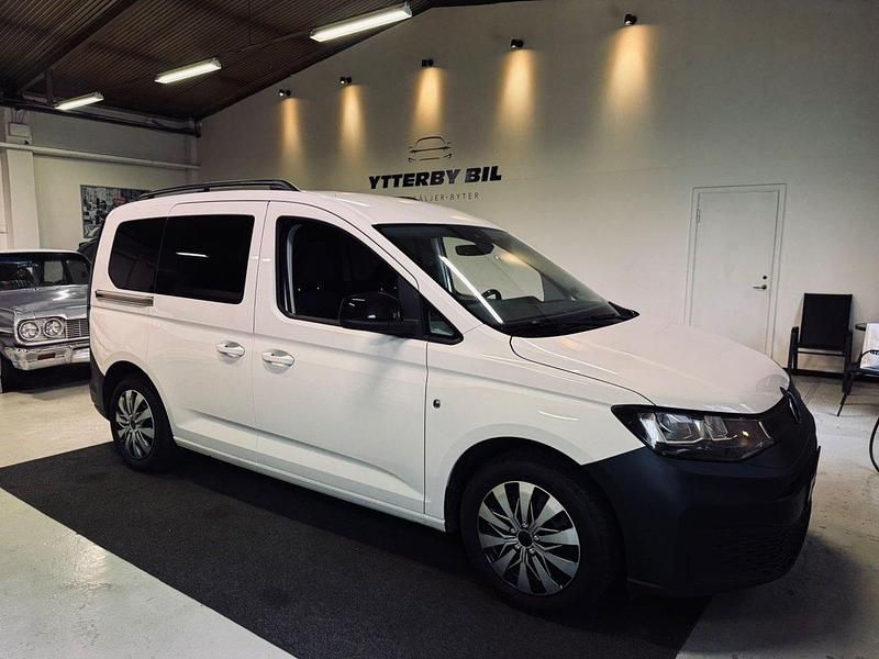 Vit Begagnad 2021 VW Caddy Minibuss | 219 900 kr (Lite dyr) - Bild 1/4