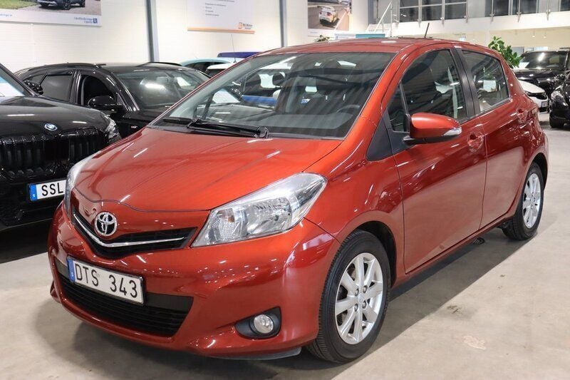 Röd Begagnad 2012 Toyota Yaris Active Halvkombi | 79 900 kr (Marknadspris) - Bild 1/4