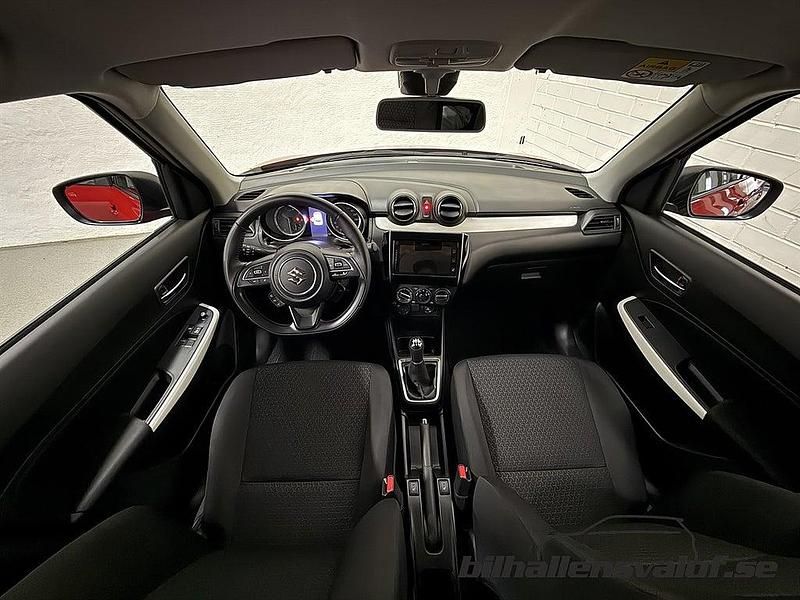 Begagnad Suzuki Swift 83 HK (61 kW) 2022 Röd Halvkombi