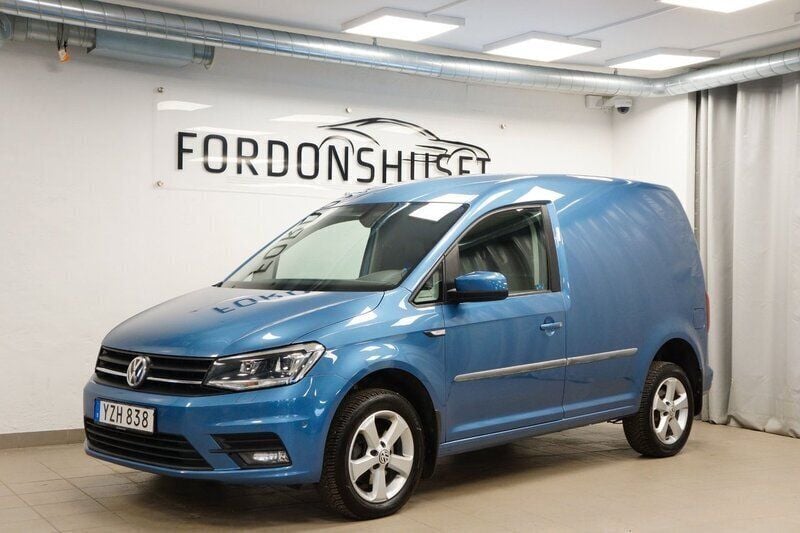 Ljusblå (blå) Begagnad 2018 VW Caddy Minibuss | 199 000 kr (Marknadspris) - Bild 1/4