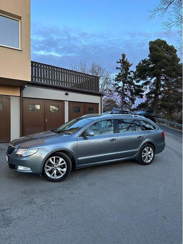 Silver Begagnad 2013 Skoda Superb Ambition Kombi | 95 000 kr (Marknadspris) - Bild 1/3