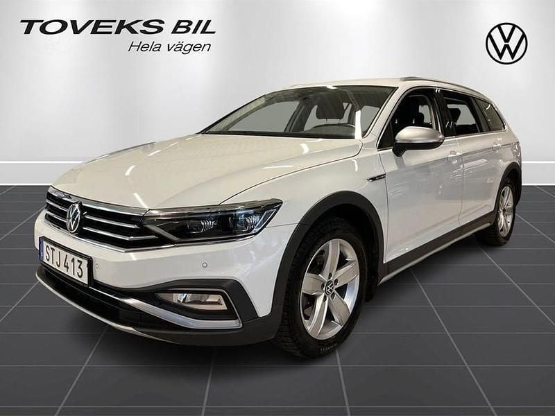 Glacier white metallic Begagnad 2024 VW Passat Alltrack Kombi | 349 000 kr (Marknadspris) - Bild 1/4