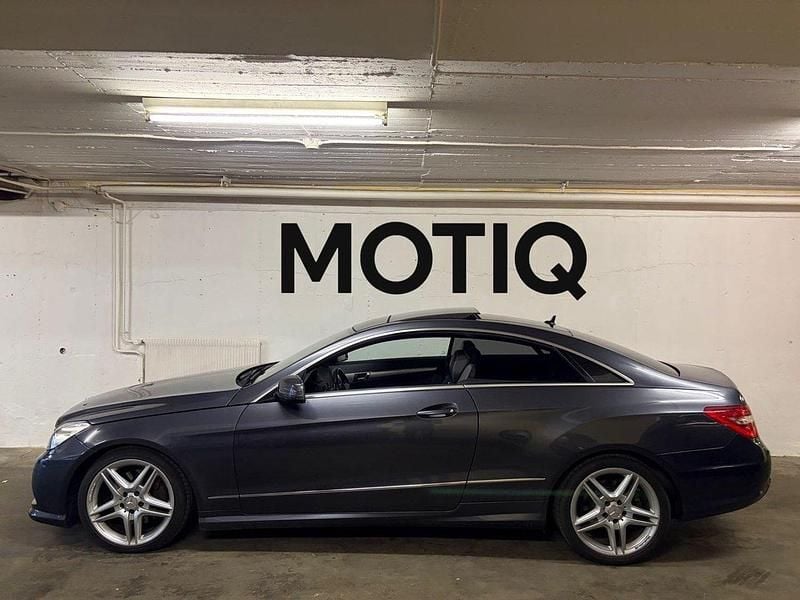Mörkgrå (grå) Begagnad 2013 Mercedes E220 AMG Sportkupé | 134 900 kr (Bra pris) - Bild 1/4