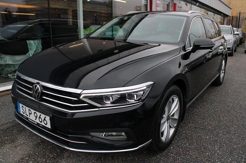 Svart Begagnad 2023 VW Passat Kombi | 309 900 kr (Bra pris) - Bild 1/4