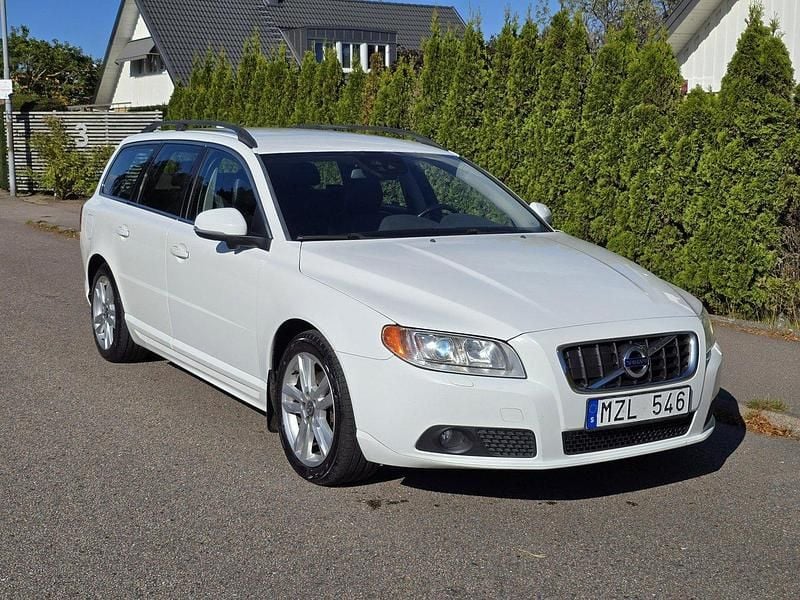 Vit Begagnad 2013 Volvo V70 Momentum Kombi | 89 000 kr (Bra pris) - Bild 1/4