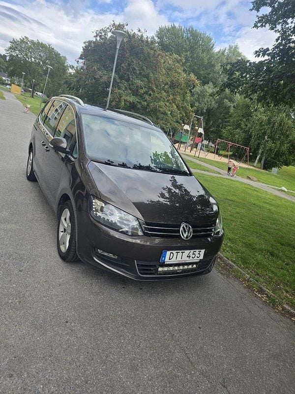 Brun Begagnad 2015 VW Sharan Minibuss | 205 000 kr (Marknadspris) - Bild 1/4