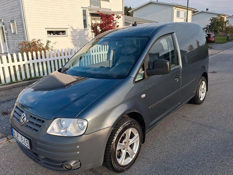 Mörkgrå (gråmetallic) Begagnad 2010 VW Caddy Minibuss | 29 900 kr (Bra pris) - Bild 1/4