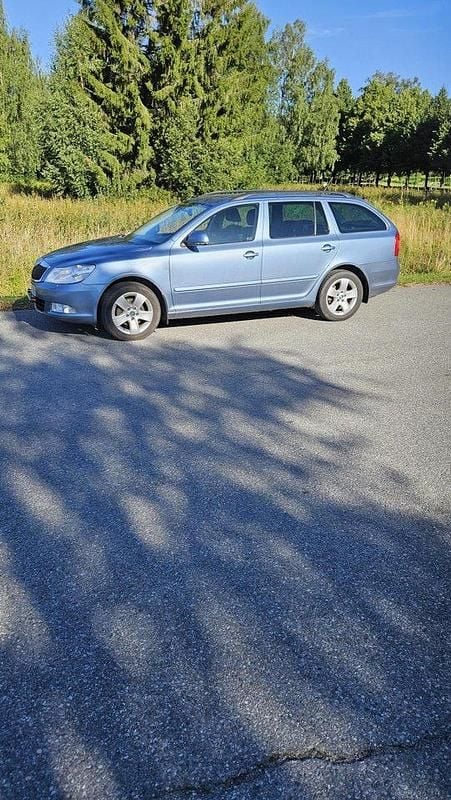 Grå Begagnad 2012 Skoda Octavia Elegance Kombi | 69 000 kr (Marknadspris) - Bild 1/3