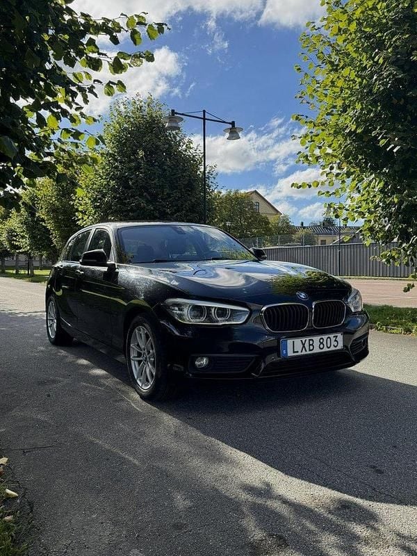 Svart Begagnad 2016 BMW 116 Advantage Halvkombi | 125 000 kr (Marknadspris) - Bild 1/4