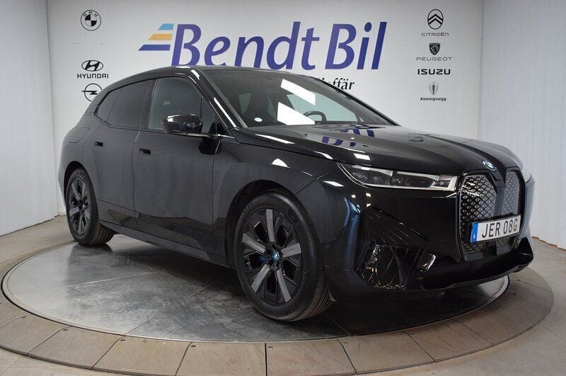 Svart Begagnad 2022 BMW iX Sport Line SUV | 439 500 kr (Marknadspris) - Bild 1/4