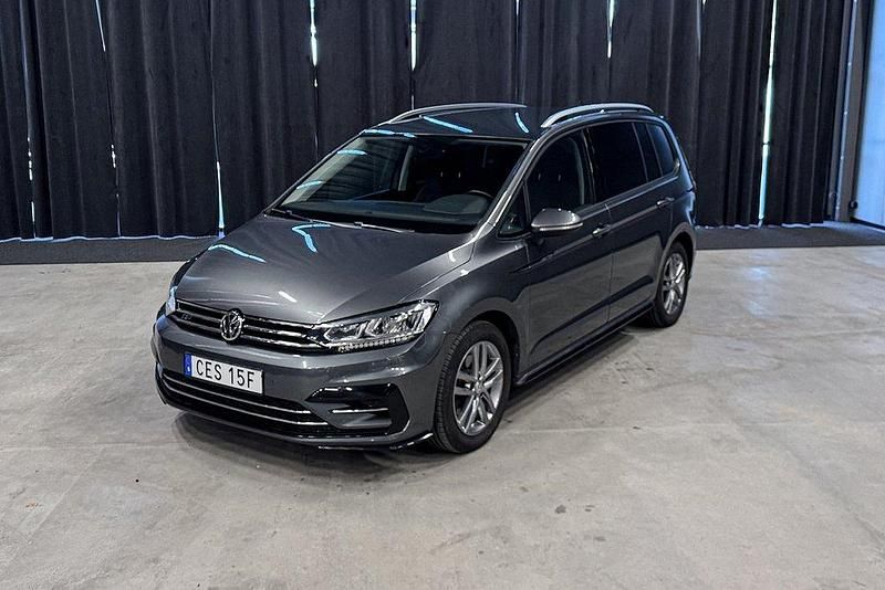 Mörkgrå (grå) Begagnad 2019 VW Touran Minibuss | 279 900 kr (Marknadspris) - Bild 1/4