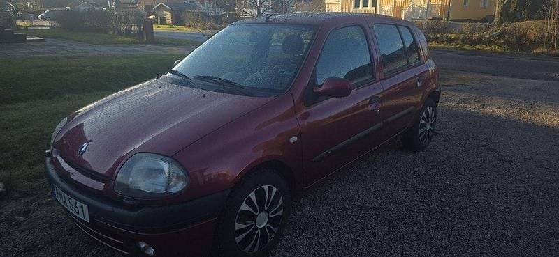 Röd Begagnad 2000 Renault Clio II Halvkombi | 12 000 kr (Bra pris) - Bild 1/4