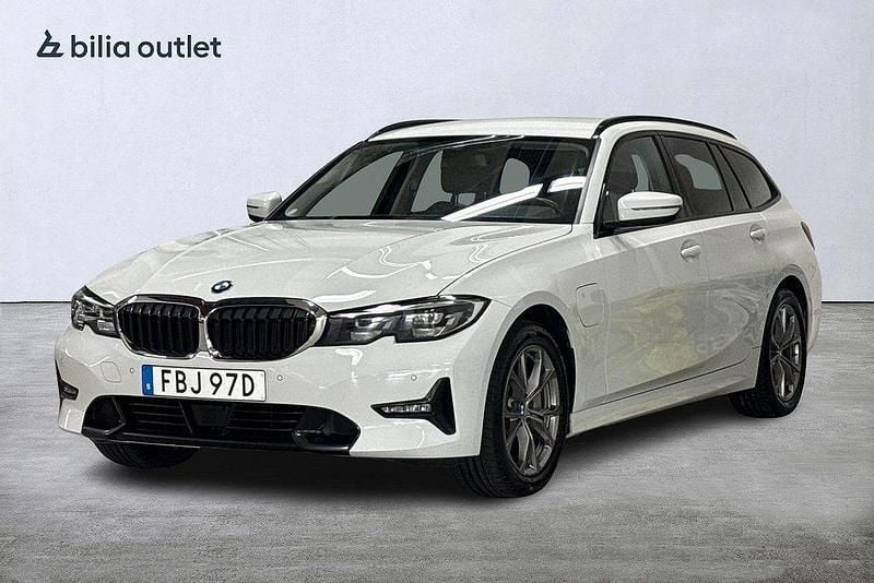 Vit Begagnad 2020 BMW 330e Sport Line Kombi | 259 900 kr (Marknadspris) - Bild 1/3