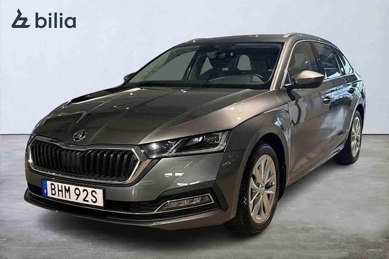Grå Begagnad 2024 Skoda Octavia Kombi | 319 000 kr (Marknadspris) - Bild 1/1