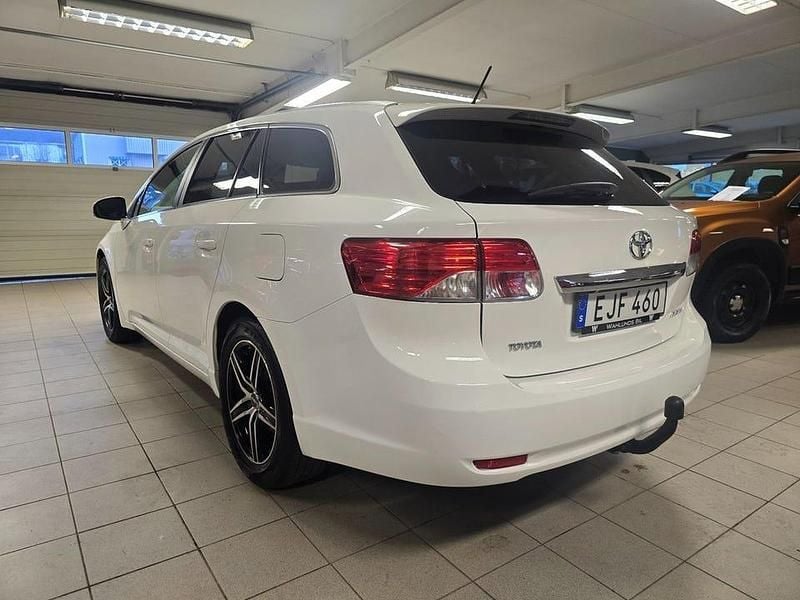 Begagnad Toyota Avensis Multidrive S 147 HK (108 kW) 2014 Vit Kombi