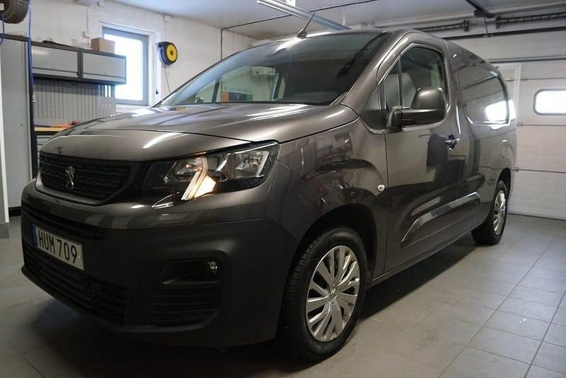 Grå Begagnad 2020 Peugeot Partner Minibuss | 185 000 kr (Marknadspris) - Bild 1/4