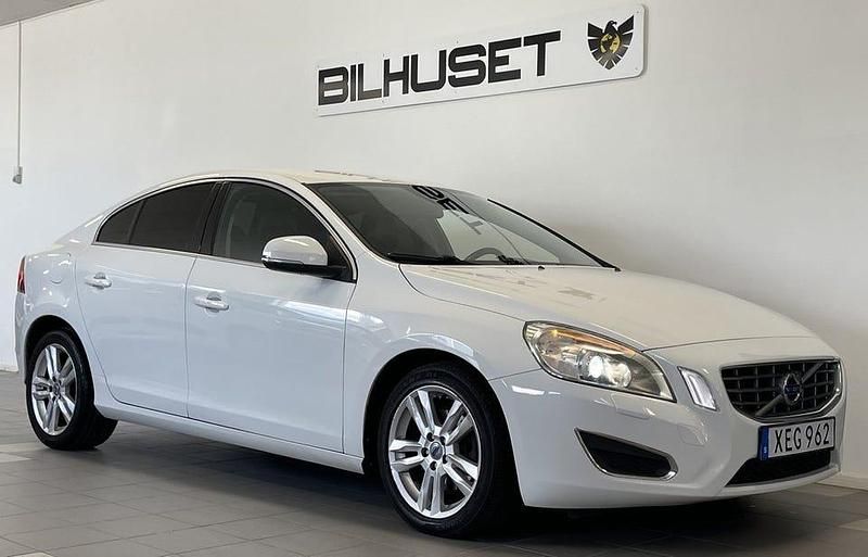Vit Begagnad 2013 Volvo S60 Sedan | 119 900 kr (Marknadspris) - Bild 1/4