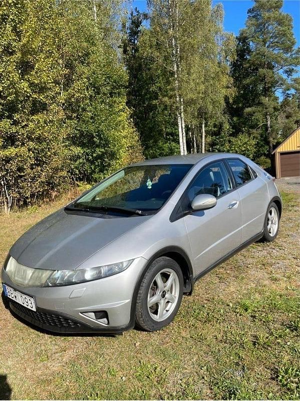 Begagnad 2006 Honda Civic Sport Halvkombi | 25 000 kr (Marknadspris) - Bild 1/4