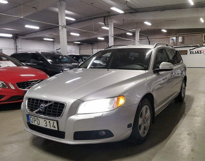 Ljusgrå Begagnad 2008 Volvo V70 Momentum Kombi | 34 900 kr (Marknadspris) - Bild 1/4