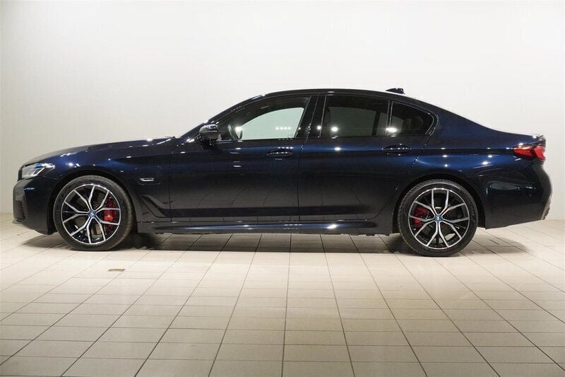 Begagnad BMW 545e Shadowline 286 HK (210 kW) 2022 Svart Sedan