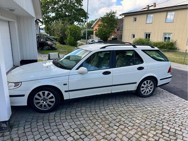 Vit Begagnad 2002 Saab 9-5 Linear Kombi | 16 500 kr (Lite dyr) - Bild 1/2