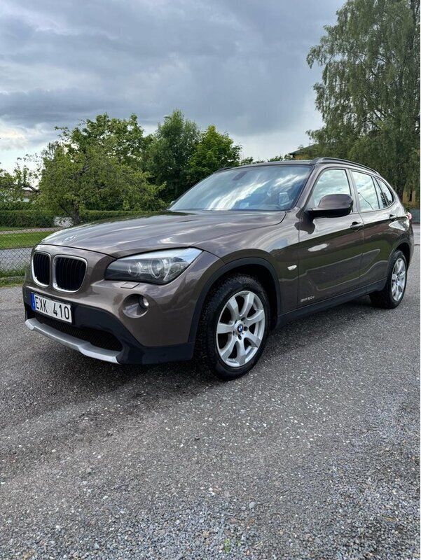 Brun Begagnad 2012 BMW X1 SUV | 69 900 kr (Bra pris) - Bild 1/4