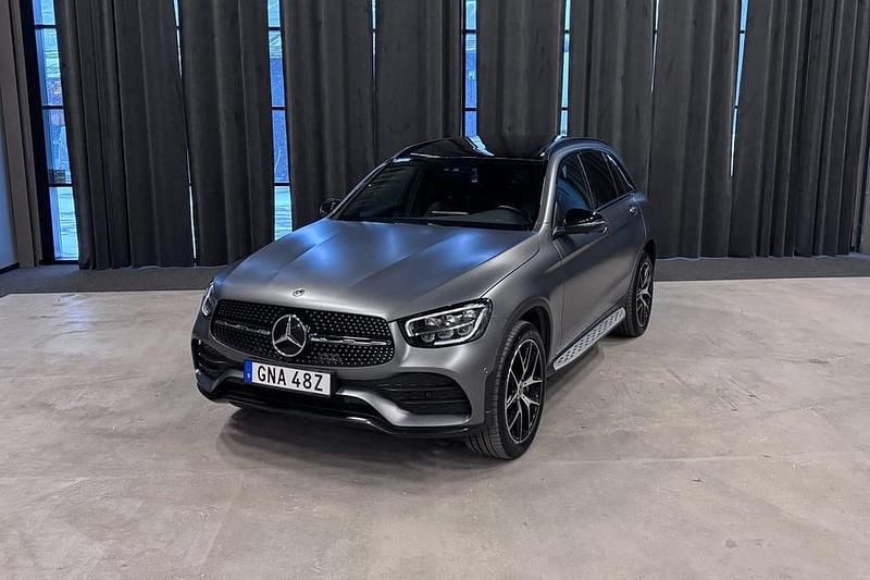 Grå Begagnad 2022 Mercedes GLC300 AMG | 419 900 kr (Marknadspris) - Bild 1/4