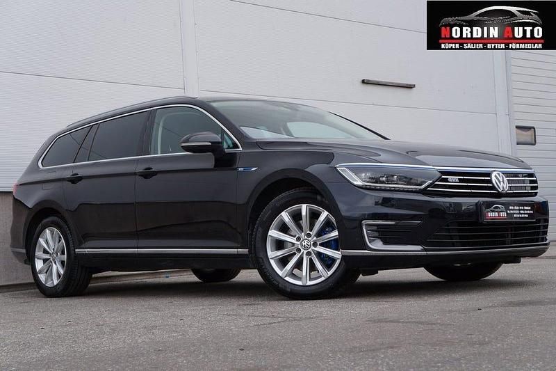 Svart Begagnad 2018 VW Passat GTE Kombi | 179 900 kr (Bra pris) - Bild 1/4