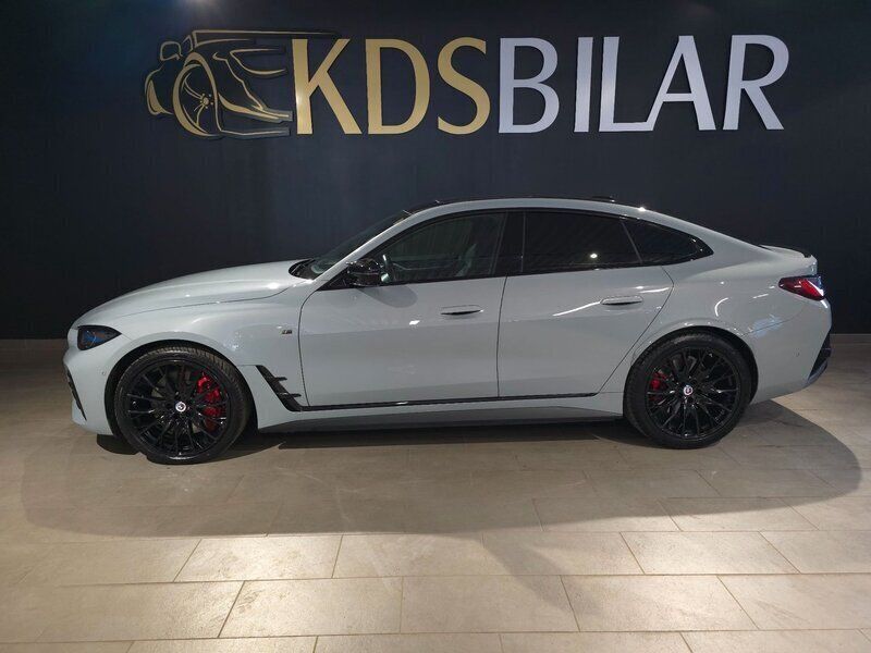 Grå Begagnad 2023 BMW i4 M Sport Sedan | 619 500 kr (Marknadspris) - Bild 1/4