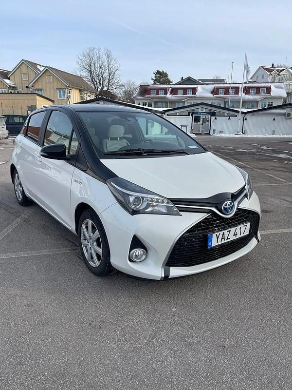 Begagnad Toyota Yaris Hybrid 101 HK (74 kW) 2016 Bitone