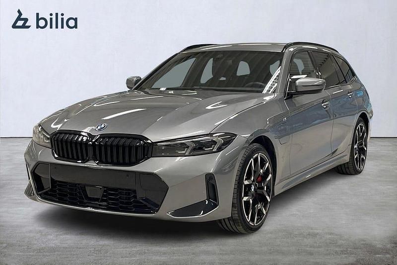 Skyscraper grey metallic Begagnad 2025 BMW 330 M Sport Kombi | 539 900 kr - Bild 1/4