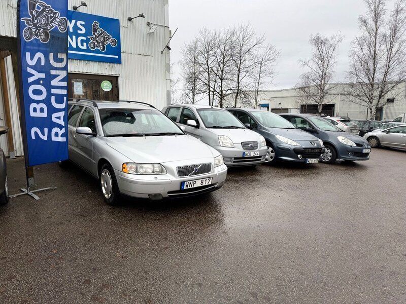 Ljusgrå (grå) Begagnad 2005 Volvo V70 Kinetic Kombi | 34 900 kr (Marknadspris) - Bild 1/4