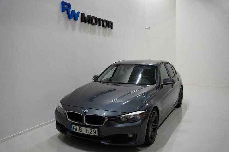 Grå Begagnad 2012 BMW 320 Sedan | 79 800 kr (Marknadspris) - Bild 1/4