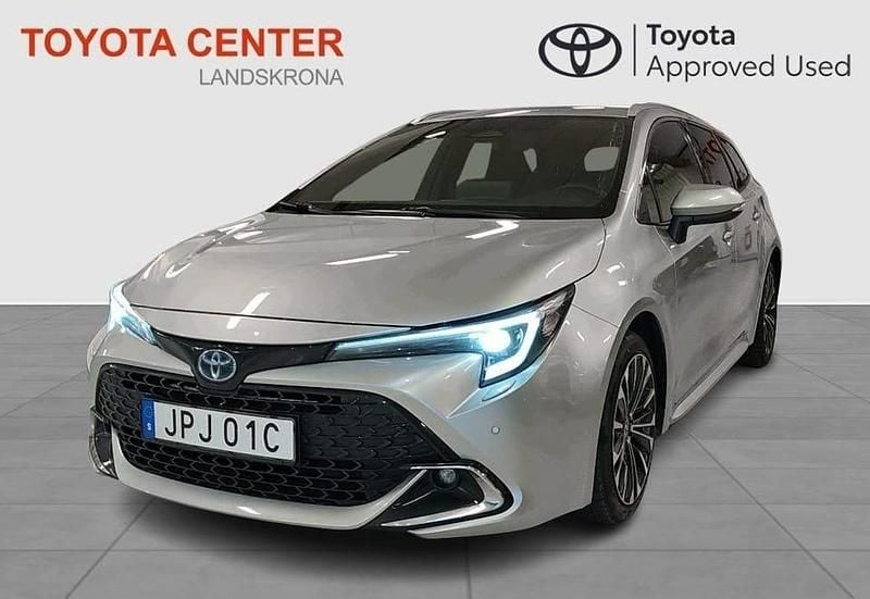 Silver Begagnad 2023 Toyota Corolla Style Kombi | 279 900 kr (Bra pris) - Bild 1/4