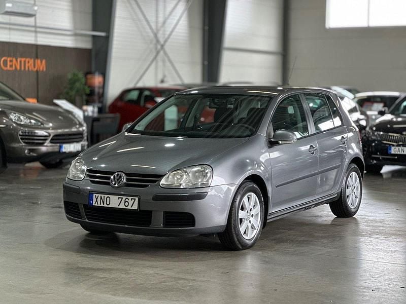Mörkgrå Begagnad 2005 VW Golf V Trendline Halvkombi | 24 900 kr (Marknadspris) - Bild 1/4