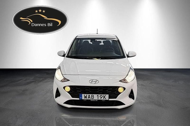 Vit Begagnad 2022 Hyundai i10 Essential Halvkombi | 123 999 kr (Bra pris) - Bild 1/4