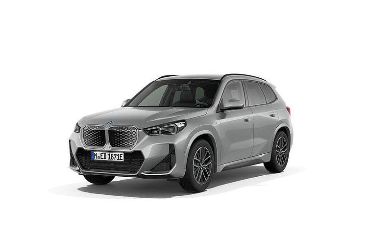 Space silver metallic Begagnad 2025 BMW iX1 M Sport SUV | 529 500 kr (Marknadspris) - Bild 1/4