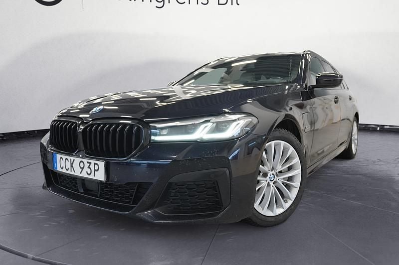 Svart Begagnad 2023 BMW 530e M Sport Kombi | 339 800 kr (Marknadspris) - Bild 1/4