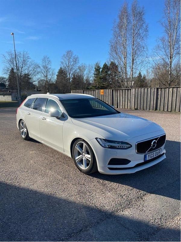 Vit Begagnad 2017 Volvo V90 Momentum Kombi | 180 000 kr (Marknadspris) - Bild 1/4