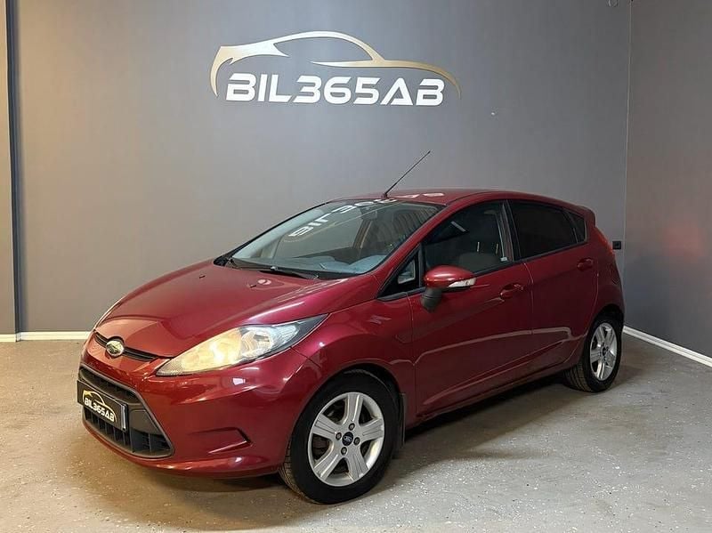 Röd Begagnad 2009 Ford Fiesta Trend Halvkombi | 37 900 kr (Marknadspris) - Bild 1/4