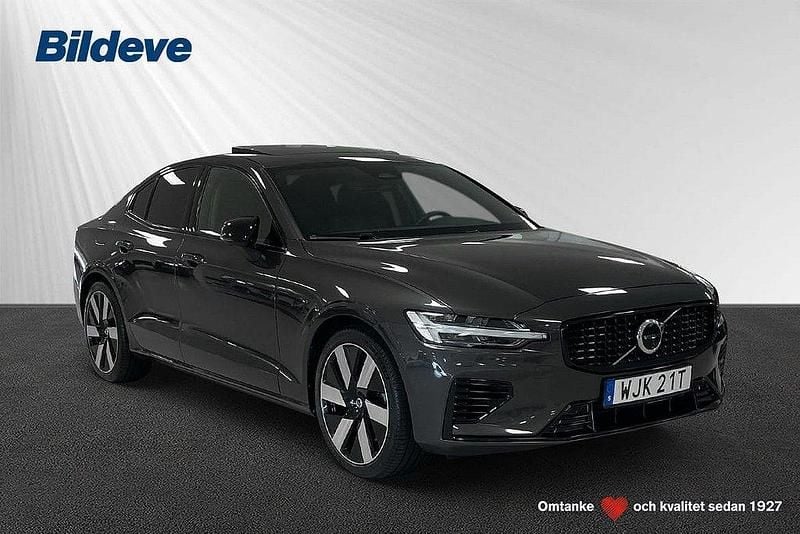 Grå Begagnad 2024 Volvo S60 Plus Sedan | 439 900 kr (Marknadspris) - Bild 1/4