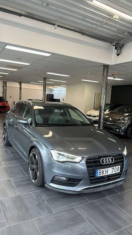 Grå Begagnad 2013 Audi A3 Sportback Comfort Halvkombi | 119 000 kr (Marknadspris) - Bild 1/4