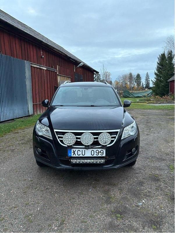 Svart Begagnad 2010 VW Tiguan Sportline SUV | 50 000 kr (Marknadspris) - Bild 1/4