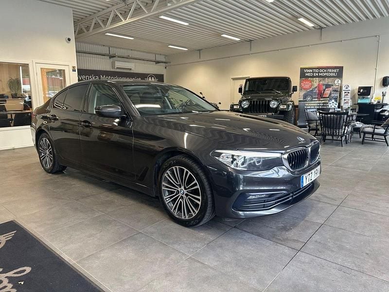 Grå Begagnad 2020 BMW 520 Sport Line Sedan | 299 900 kr (Superpris) - Bild 1/4