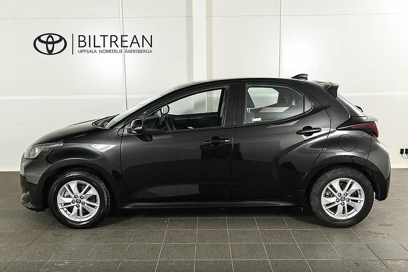 Begagnad Toyota Yaris Hybrid Active 116 HK (85 kW) 2023 Svart Halvkombi