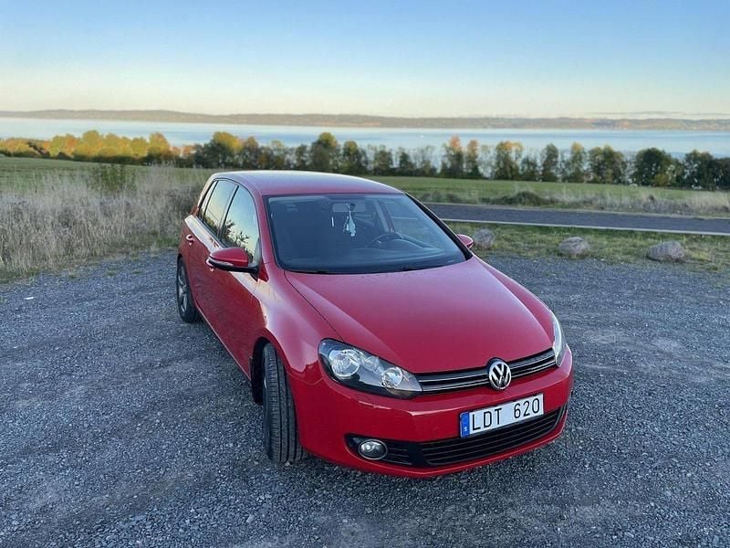 Röd Begagnad 2011 VW Golf VI Halvkombi | 52 999 kr (Bra pris) - Bild 1/4